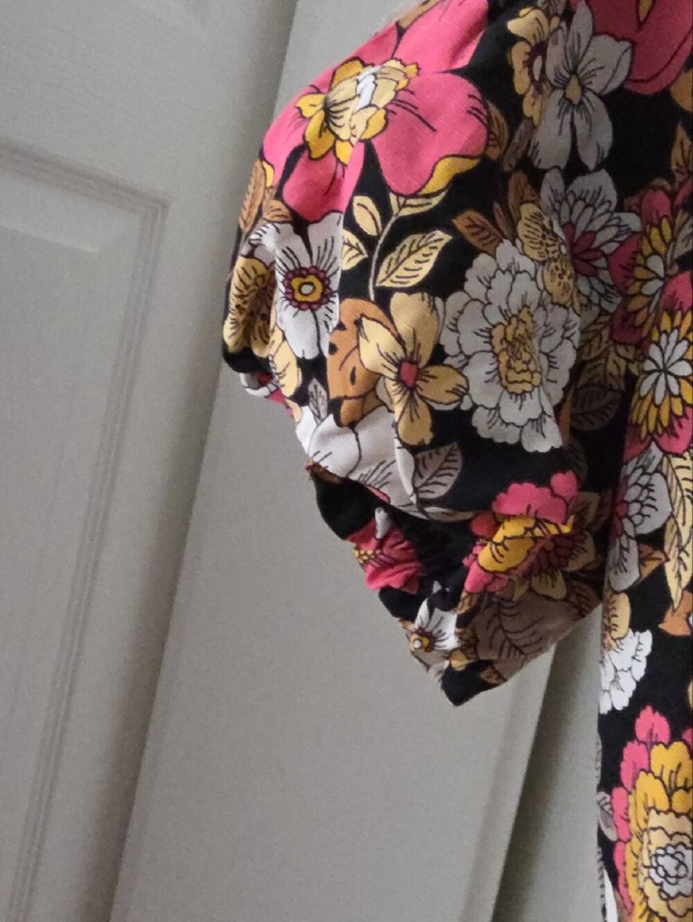 Women's Sheer Floral Garment - Picture 5 of 8